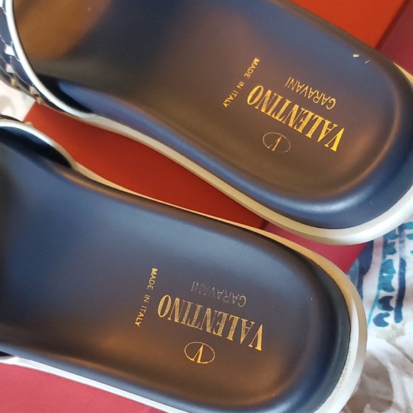 Valentino Free rockstud spike pool slide comes with dust bag and box Valentino - Picture 10 of 14